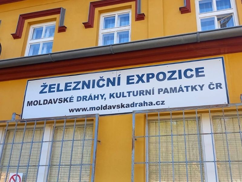 Einer der Höhepunkte des Programms war der Besuch der Eisenbahnausstellung, wo sie historische Exponate besichtigen und mehr über die Entwicklung des Eisenbahnverkehrs erfahren konnten.