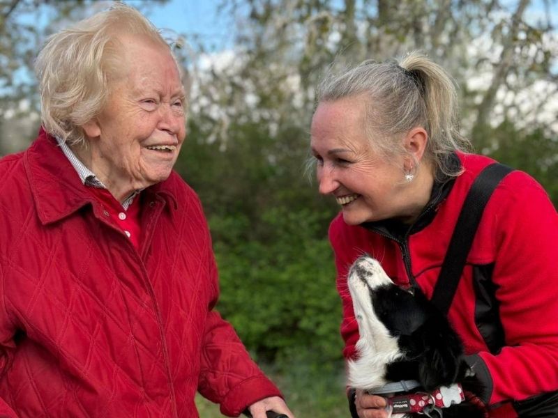 Die Begegnungen mit dem Therapiehund gehören zu den Momenten, auf die sich unsere Bewohner immer besonders freuen. Die regelmäßigen Besuche bringen Freude, ein Lächeln und eine willkommene Abwechslung in den Alltag unseres Seniorenheims.