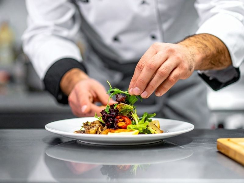 Unsere Gourmet-Mittagessen sind ein beliebtes Beisammensein mit köstlichem Essen, einer angenehmen Atmosphäre und freundlichem Service. Die Anzahl der Plätze ist begrenzt, daher empfehlen wir Ihnen, so früh wie möglich zu reservieren.