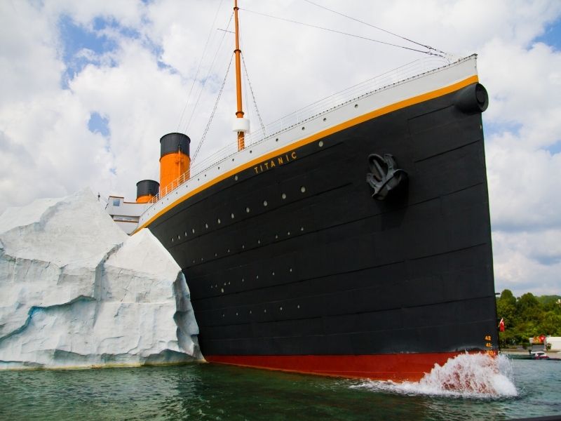 Gemeinsam mit unseren Klienten haben wir einen äußerst interessanten Ausflug zur bekannten Titanic-Ausstellung unternommen, die alle nicht nur durch ihre realistische Gestaltung, sondern vor allem durch die bewegenden menschlichen Schicksale in ihren Bann zog.