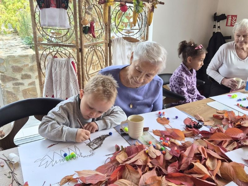 Diesmal kamen Kinder aus dem Kindergarten zu uns ins Seniorenzentrum Pohoda. Auf uns warteten gemeinsames Basteln, Plaudern und Spielen.